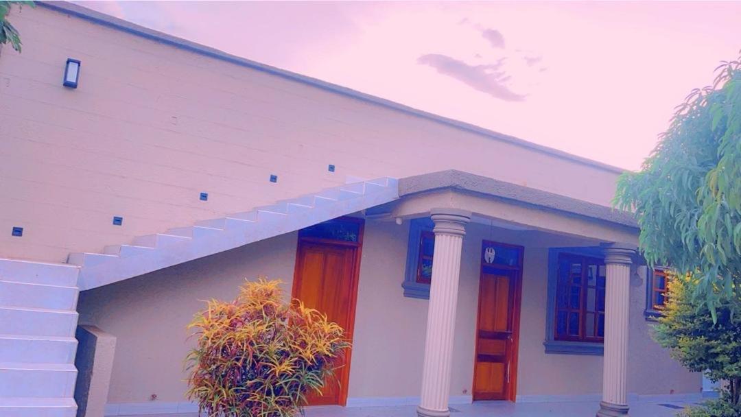 Evelina House Hostel Boma la Ngombe Bagian luar foto