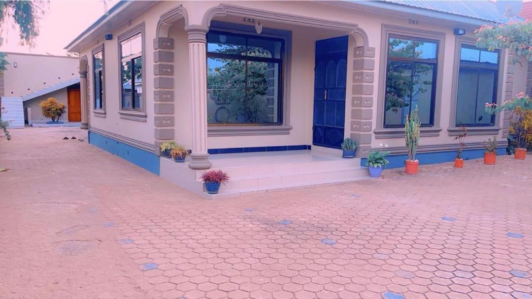 Evelina House Hostel Boma la Ngombe Bagian luar foto